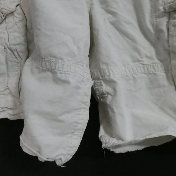 AMERICAN EAGLE OUTFITTERS - Classic Length | size 34 | Cream Cargo Shorts - Picture 7 of 14